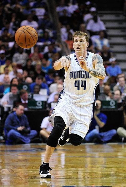 纽卡球迷在基地附近拉横幅：伊萨克是只纯粹的老鼠