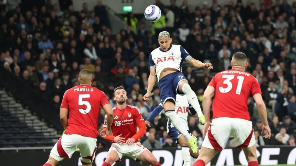 养老？不存在！40岁永动机累瘫了：触球101次 连续10轮狂奔90分钟